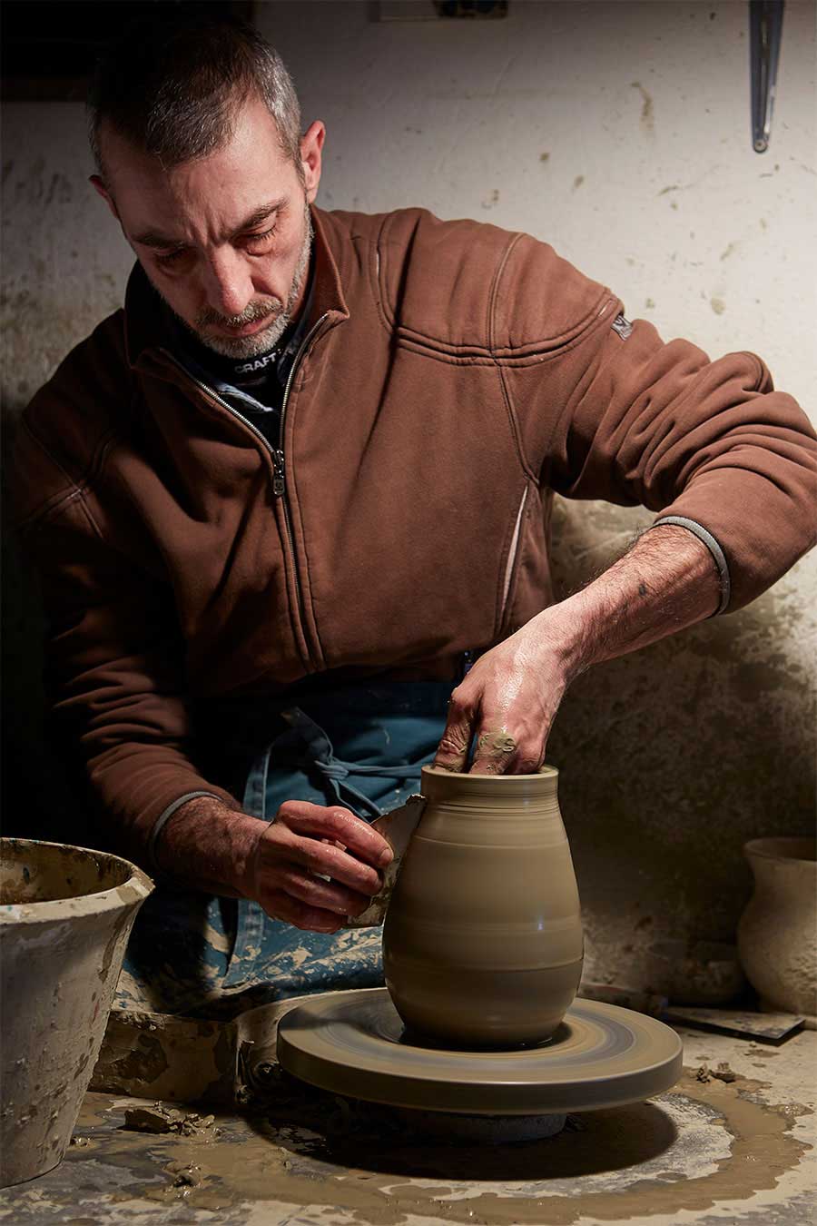 Dario Bevilacqua, titolare della bottega Ceramiche Pierluca. Albisola, Savona