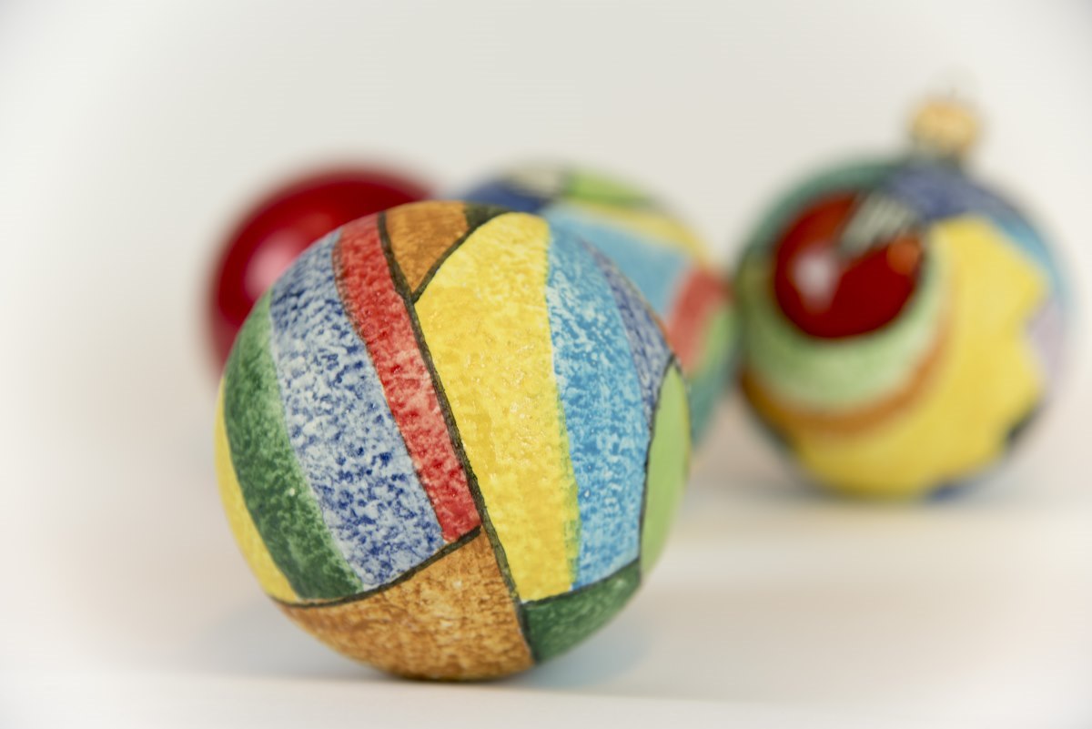 Le collezioni di design della bottega Ceramiche Pierluca. xball