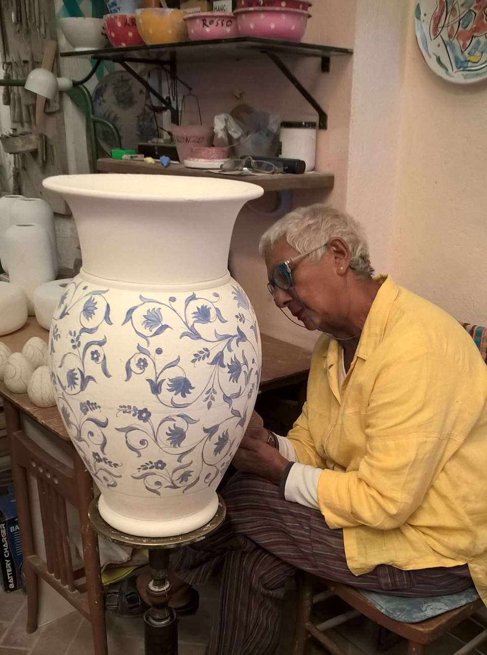 Clara Biagi durante la preparazione di un grande vaso. Tradizione. Ceramiche Pierluca. Albisola, Savona.