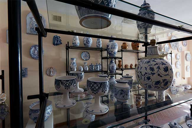Lo show room con le ceramiche tradizionali. Tradizione. Ceramiche Pierluca. Albisola, Savona.